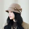 Novo chapéu de lã para equitação de outono e inverno para mulheres com laço, vintage elegante, afina o rosto, chapéu bucket moderno, chapéu de proteção solar