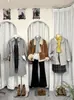 Guangzhou Treze Linhas Outlet Liquidação Jaquetas de Inverno Femininas de Alta Qualidade e Casacos de Algodão para Fornecimento de Transmissão ao Vivo