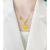 Collar Dorado Arena Que No Se Desvanece Fácilmente, Brillante Como Hielo Triturado, Atrae Riqueza y Buena Fortuna, Colgante Redondo, Cadena de Clavícula de Lujo Ligero de Alta Gama para Mujer