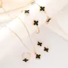 Conjunto de joias de liga metálica de trevo de quatro folhas transfronteiriço para mulheres, corrente de clavícula de luxo leve, brincos, pulseira, acessórios versáteis de nicho de alta qualidade