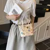 Bolso Bandolera de Hombro Único con Diseño de Nicho de Moda para Mujer 2026 Nuevo Estampado de Dibujos Animados con Colgante Bolso de Cubo Portátil