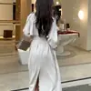 Trench coat branco de comprimento médio para mulheres, novo estilo primavera/outono 2026, caimento petite, estilo coreano, de abotoamento duplo, com caimento fluido