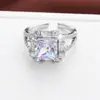 Anillo Cuadrado de Moda Europea y Americana de Lujo Ligero, Super Brillante, Diseño de Nicho de Venta Caliente para Compromiso y Boda con Incrustación de Circonita, Anillo Abierto Ajustable
