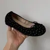 Sapatilhas de veludo vermelho estilo retrô francês para mulheres, nova coleção primavera/verão 2026, com laço e bico fino, também conhecidas como sapatilhas "rolo de ovo"