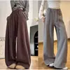 Calça moletom casual simples de outono, solta e modeladora, calça de perna larga versátil com um design de amarração moderno e um corte curvo retrô
