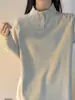 Zizi: Um vestido moletom estiloso e confortável, apresentando uma silhueta relaxada e fluida, caimento macio e uma gola polo.. Este vestido feminino de manga comprida é feito com materiais sustentáveis e apresenta uma técnica de tingimento única.