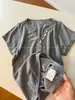 Estoy obsesionada con los botones de concha~ Esta camisa henley de punto de manga corta para mujer es súper estiliza y desprende un ambiente casual y relajado