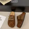 Sandálias femininas estilo Birkenstock, de couro legítimo, com sola grossa e sem calcanhar, coleção outono 2026, bico fechado, para uso ao ar livre