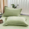 Um par de fronhas de algodão lavado, cada uma medindo 48 cm x 74 cm, adequado para camas de solteiro ou casal, em cores sólidas
