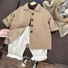 Jaqueta Masculina de Primavera e Outono 2026 Novo Estilo Coreano Casaco Casual para Bebês e Crianças Pequenas Trench Coat Versátil de Comprimento Médio Tendência