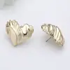 Pendientes versátiles de temperamento de alta gama estilo Hepburn de Instagram pendientes en forma de corazón pendientes de botón de corazón tridimensionales exquisitos a la moda simples