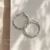 Brincos Argola com Agulha Banhados a Prata com Padrão para Mulheres, Atacado, Estilo Europeu e Americano, Brincos Argola Lisos Elegantes, Brincos de Metal com Padrão Exagerado