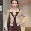 Nueva colección de principios de otoño: un top de punto largo, de manga larga, nicho, elegante y versátil con cuello chal, corte ajustado y una silueta favorecedora, perfecto para un look chic y casual
