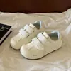 Tênis brancos de velcro estilo coreano, nicho, para mulheres, novo modelo outono 2026, sola reta, versátil, fofo, tênis casuais para estudantes