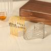 Joias de Nicho Europeias e Americanas Luz de Luxo Pulseira Larga Oca Ondulada Ouro 18K Aço Inoxidável Pulseira de Alta Qualidade para Mulheres