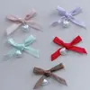 26 Nuevos Accesorios Importados de Moño de Cinta Colgante de Corazón Accesorios para Ropa de Muñecas DIY Suministros de Decoración