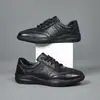 Moda Masculina Novo Estilo Versátil Sapatos Masculinos de Couro Solado Macio Sapatos Casuais de Couro Respiráveis Superfície Macia Leves Sapatos Esportivos Sapatos com Furos
