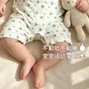 Mameluco de bebé de manga corta hecho a medida con estampado floral, con diseño de corte cuadrado, botones en los hombros descubiertos y broches en la entrepierna, adecuado como pijama para recién nacidos