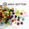 Botones, cuentas y cierres surtidos y coloridos en diseños semitransparentes, disponibles en varios estilos, incluyendo formas redondas e irregulares, para hacer joyería DIY