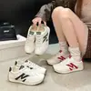 Zapatos de Entrenamiento Alemanes de Cuero Genuino con Suela Blanda 2026 para Mujer, Tenis Casuales Versátiles Antideslizantes con Cordones para Primavera y Otoño, Zapatos Planos Blancos Cómodos