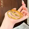 Pulsera de Hoja de Bambú Rayada de Oro Real Chapado en Cobre, Finamente Elaborada, Que No Se Desvanecerá Fácilmente, Pulsera Dorada Brillante y Resplandeciente para Mujer con una Superficie Interior Lisa