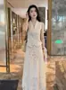 Traje Elegante de Alta Gama Estilo Coreano para Mujer Verano 2026 Top sin Mangas de Cuello en V y Falda de Encaje Calado Conjunto de Dos Piezas