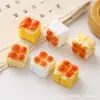 Atacado Acessórios de resina DIY brinquedo de comida simulada em miniatura pão de quatro peças com açúcar branco pequeno ornamento 3D ímã de geladeira chaveiro