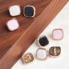 Fábrica em estoque botão Chanel estilo metal botão preto rosa suéter corta-vento acessórios de roupas decorativas atacado feminino