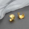 Pendientes de diseño de nicho de alta gama con pliegues irregulares en forma de C, pendientes de metal irregulares de estilo retro de Hong Kong con viento perezoso