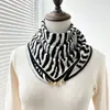 Bufanda Gruesa de Lana Tejida en Blanco y Negro para Mujer, Otoño e Invierno, Hebilla Magnética, Bufanda Triangular de Seda para Proteger el Cuello de Madres de Mediana Edad y Mayores