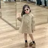 Otoño 2024 Estilo Coreano Ropa Nueva para Niños Moda para Niñas Cardigan Estilo Británico Abrigo Holgado Gabardina de un Solo Botón