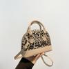 Bolsa de concha elegante de inverno 2024, nova, casual, com alça transversal, costura, estampa de leopardo, moderna, têxtil, feminina