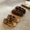 Zapatos de cuero retro estilo francés para niñas, nueva colección primavera/otoño 2026, con lazo, punta fina, suela plana, plantilla suave y diseño versátil, similares a las sandalias Birkenstock