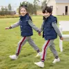 Uniforme escolar de primaria traje de primavera y otoño uniforme de jardín de infancia estilo académico uniforme de clase de deportes conjunto de cuatro piezas para niños de primer grado