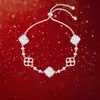Pulsera Brillante de Trébol de Cuatro Hojas de Imitación de Nácar Blanco para Mujer, Estilo de Lujo Ligero de Nicho de Gama Alta, Pulsera de Tirar de Pétalos Tachonada con Diamantes de Luz de Luna Blanca