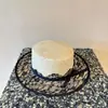 Sombrero de paja de alta calidad estilo Hepburn francés para mujer, sombrero de sol de rafia tejido a mano de copa plana con encaje para el verano