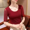 Camiseta roja de mujer de manga media, nuevo modelo verano 2026, cuello redondo bajo, corte ajustado, malla semitransparente, mangas tres cuartos, top de alta gama
