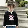 Camiseta estilosa de manga comprida para meninas, novo modelo de primavera e outono, malha waffle, imitação de duas peças, casual, versátil, gola redonda, base para crianças mais velhas