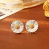 Pendientes de margarita exquisitos y compactos, modernos y sofisticados, frescos y dulces, adecuados para el uso diario de las mujeres, accesorios para el cuidado de perforaciones en las orejas