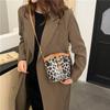 Bolso popular con estampado de leopardo de este año para mujer, bolso bandolera portátil con nuevo diseño de nicho para otoño e invierno 2024.