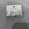 Brincos de Flores Vazadas, Luxo Leve, Modernos e Exquisitos para Mulheres, Estilo Único, Design Cool, Brincos e Acessórios de Alta Qualidade