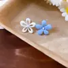 Pendientes Asimétricos de Flor Pintada en Spray con Aguja Plateada Minimalista Pendientes de Botón Sencillos de Moda de Verano Pendientes de Temperamento para Mujer