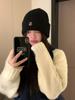 Gorro de Lana Cálido con Letra Tejida para Mujer 2024 Nuevo Otoño e Invierno Versátil Protección para las Orejas Contra el Frío y Pequeño Gorro Frío que Resalta el Rostro para Hombres y Mujeres