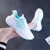 Tênis Novos para Recém-Pais Transfronteiriços, Tênis de Malha Fly-Knit, Tênis de Corrida Respiráveis no Atacado, Fonte de Tênis Brancos Respiráveis para Mulheres