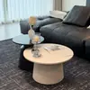 Mesa auxiliar redonda de color crema de moda, adecuada para apartamentos pequeños, salas de estar y como mesita de té pequeña; un juego de mesa de té sencillo que también se puede usar en casas de huéspedes