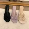 Temporada do Primeiro Encontro: Sandálias de dedo estilo francês com renda de bolinhas delicada para mulheres, novo modelo de verão com laço, adequadas para combinar com vestidos