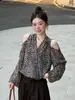Nuevo top de lunares sin hombros para principios de otoño de 2026, elegante y estiliza la figura para mujeres petite, adecuado para ir al trabajo, camisa elegante para mujer