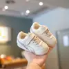 Zapatos de otoño e invierno para niños niños de 1-3-6 años zapatillas infantiles niñas zapatos blancos pequeños forrados de felpa niños zapatos de entrenamiento moral