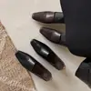Mocassins Minimalistas Retrô em Couro Bovino Lavado 2026 Outono Salto Baixo Robusto Bico Quadrado Sapatos Pequenos de Couro Couro Genuíno Abertura Profunda Sapatos Únicos para Mulheres