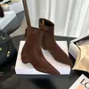 Botas curtas de pelúcia super macias estilo francês, botas versáteis e estilosas de corte justo, novas botas femininas de camurça elástica pontudas para outono e inverno de 2026
